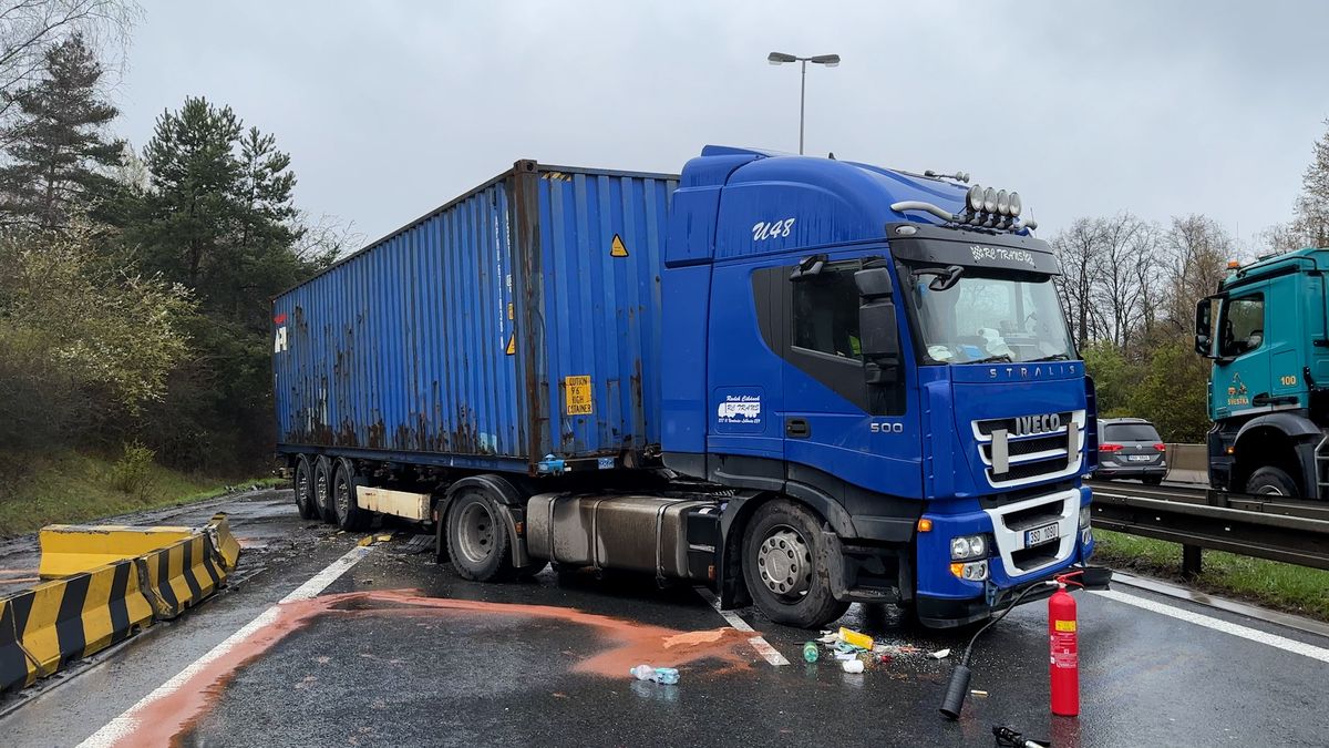 Kamion uvázl na zátarasech a zablokoval silnici u Letiště Václava Havla